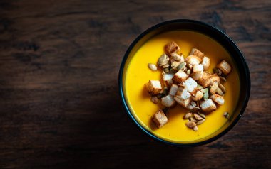 Kıtır kıtırlı kremalı balkabağı çorbası.