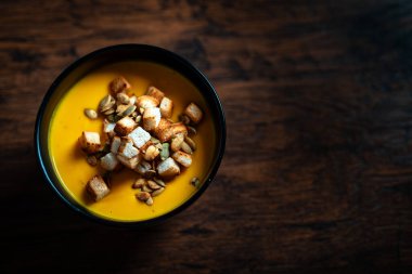 Kıtır kıtırlı kremalı balkabağı çorbası.