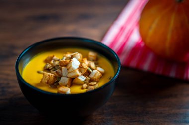 Kıtır kıtırlı kremalı balkabağı çorbası.