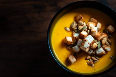 Kıtır kıtırlı kremalı balkabağı çorbası.