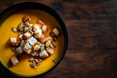 Kıtır kıtırlı kremalı balkabağı çorbası.