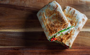 Tavuk ve sebzeli çıtır shawarma..