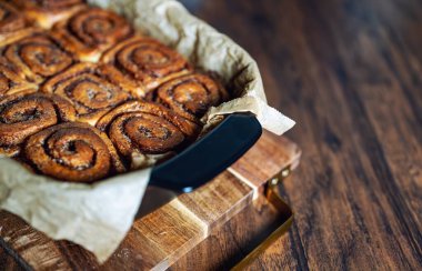 Fırında pişmiş tarçınlı börek..