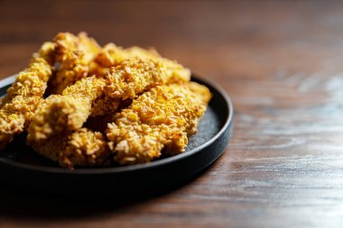 Altın hamurlu çıtır tavuk şeritleri.