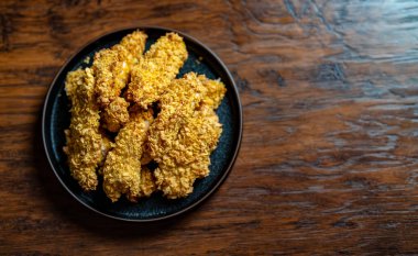 Altın hamurlu çıtır tavuk şeritleri.