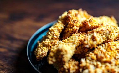 Altın hamurlu çıtır tavuk şeritleri.