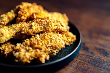 Altın hamurlu çıtır tavuk şeritleri.