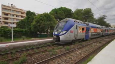 Antibes, Fransa - 19.09.2024: Tren istasyondan ayrılıyor.