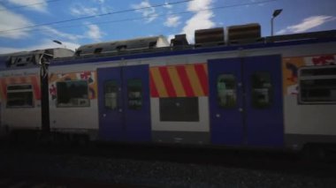 Antibes, Fransa - 19.09.2024: Tren istasyondan ayrılıyor.