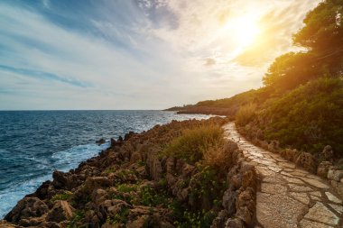 Fransa 'nın güneyinde Cap d' Antibes 'de popüler yürüyüş parkuru..