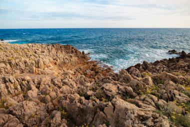 Kaptan d 'Antibes' deki kireçtaşı kayaları.