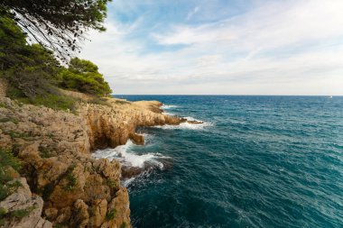 Fransa 'nın güneyinde Cap d' Antibes 'de popüler yürüyüş parkuru..