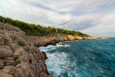 Fransa 'nın güneyinde Cap d' Antibes 'de popüler yürüyüş parkuru..