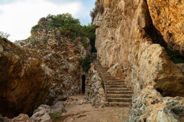 Fransa 'nın güneyinde Cap d' Antibes 'de popüler yürüyüş parkuru..