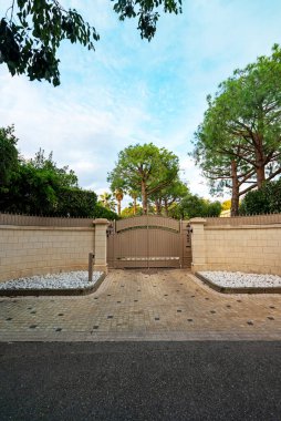 Yüksek metal kapılar. Özel mülk kavramı.