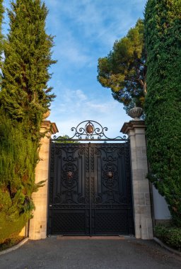 Yüksek metal kapılar. Özel mülk kavramı.