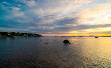 Güneş batarken özel evleri olan Kaptan d 'Antibes..
