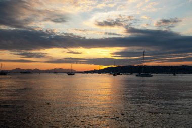 Günbatımında Antibes 'ten Cannes' ın görüntüsü.