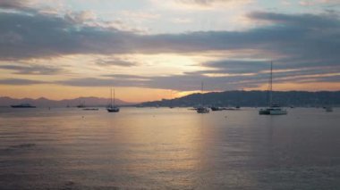 Fransa, Cannes 'ın dışındaki körfezde yatlar ve botlar.