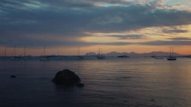 Fransa, Cannes 'ın dışındaki körfezde yatlar ve botlar.