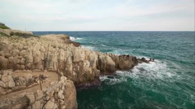 Fransa 'nın güneyinde Cap d' Antibes 'de popüler yürüyüş parkuru..