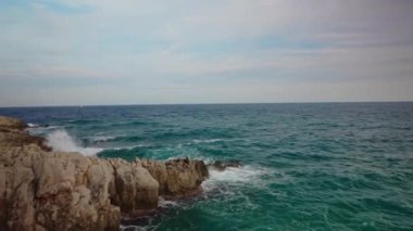 Fransa 'nın güneyinde Cap d' Antibes 'de popüler yürüyüş parkuru..