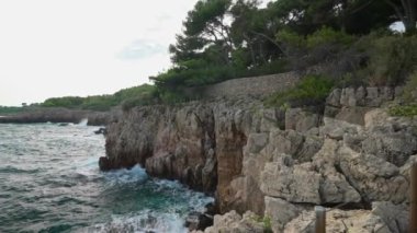 Fransa 'nın güneyinde Cap d' Antibes 'de popüler yürüyüş parkuru..