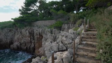 Fransa 'nın güneyinde Cap d' Antibes 'de popüler yürüyüş parkuru..