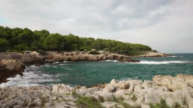 Fransa 'nın güneyinde Cap d' Antibes 'de popüler yürüyüş parkuru..
