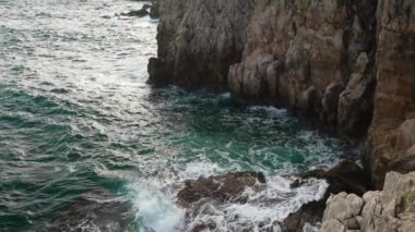 Tehlikeli, öfkeli deniz kayalara çarpıyor..