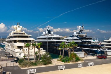 Antibes, Fransa 'daki Vauban limanında lüks yatlar.
