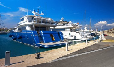 Yatlar ve tekneler Antibes Vauban limanına yanaştı..