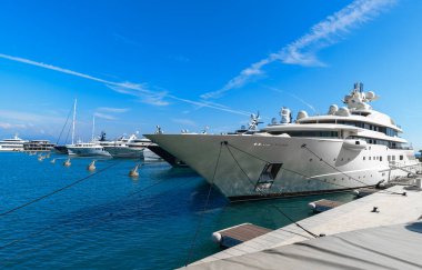 Antibes, Fransa 'daki Vauban limanında lüks yatlar.