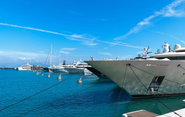 Antibes, Fransa 'daki Vauban limanında lüks yatlar.