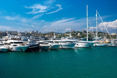 Yatlar ve tekneler Antibes Vauban limanına yanaştı..