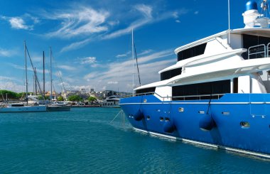 Yatlar ve tekneler Antibes Vauban limanına yanaştı..