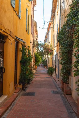 Fransa 'nın Antibes şehrinde Sokak.
