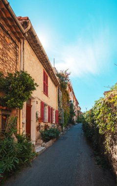Fransa 'nın Antibes şehrinde Sokak.