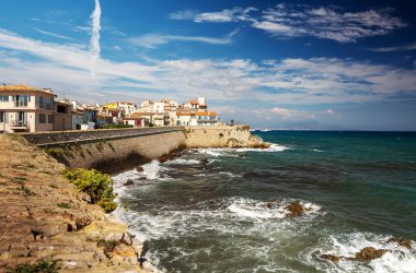 Fransa 'nın Antibes kentindeki gezinti güvertesinde.