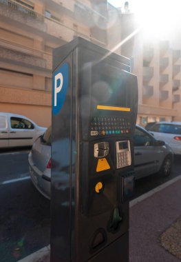 Güneşli bir caddede park metresi.