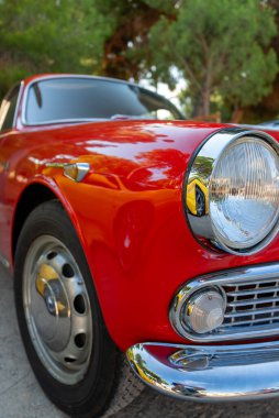 Parktaki kırmızı klasik araba..