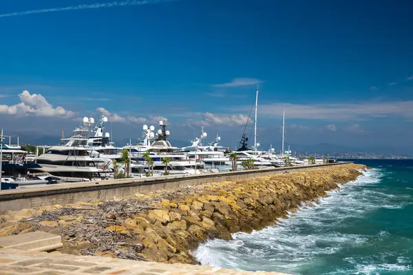 Antibes, Fransa 'daki Vauban limanında lüks yatlar.