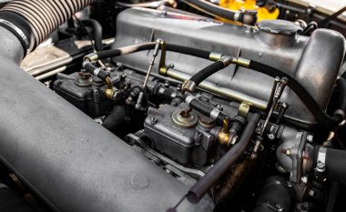 Klasik araba motoru bileşenlerinin ayrıntılı görünümü.