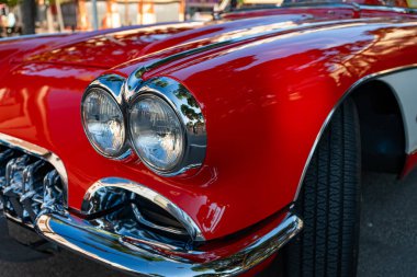 Parktaki kırmızı klasik araba..