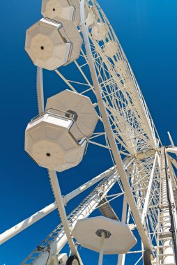 Dönme dolap açık mavi gökyüzüne karşı.