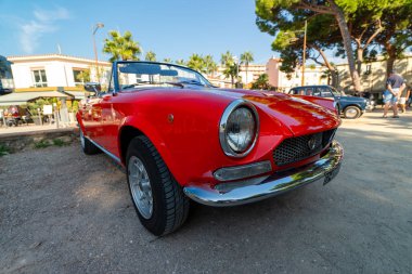 Antibes, Fransa - 21.09.2024: Klasik Kırmızı Spor Araba Ekranda.