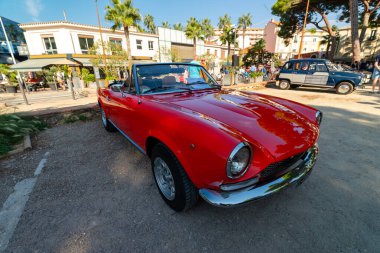 Antibes, Fransa - 21.09.2024: Klasik Kırmızı Spor Araba Ekranda.