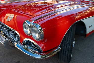 Antibes, Fransa - 21.09.2024: Klasik Kırmızı Corvette Ön Ucu.