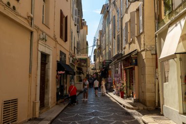 Antibes, Fransa - 21.09.2024: Fransa 'nın Antibes kentindeki Meşgul Sokak.