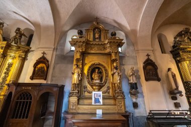 Antibes, Fransa - 21.09.2024: Antibes Katedrali İçinde Sunak ve Heykeller.